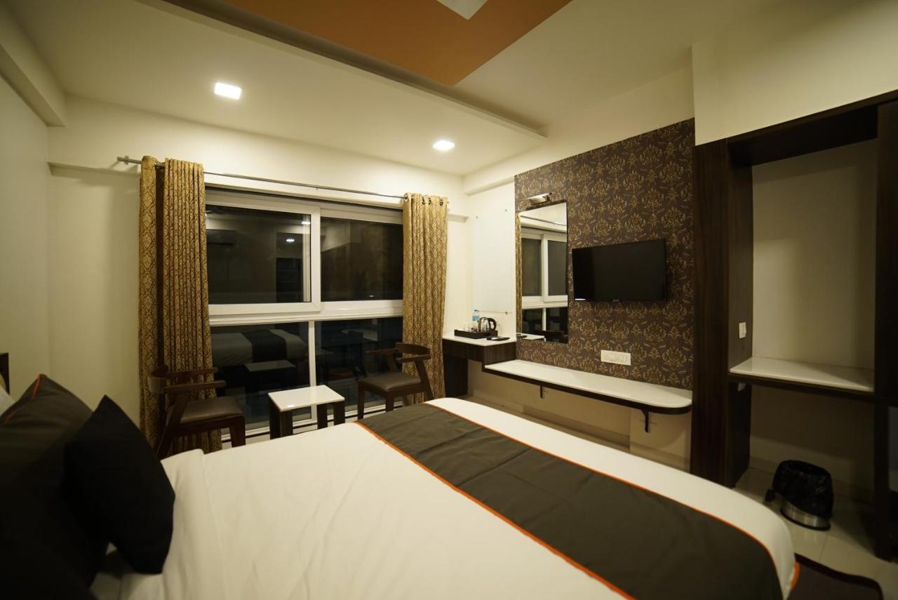 Hotel Vaccinated Staff - Collection O 41226 Ramji'S Residency Gole Colony Nashik Exterior foto